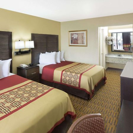 Days Inn By Wyndham Columbus-North Fort Moore Buitenkant foto