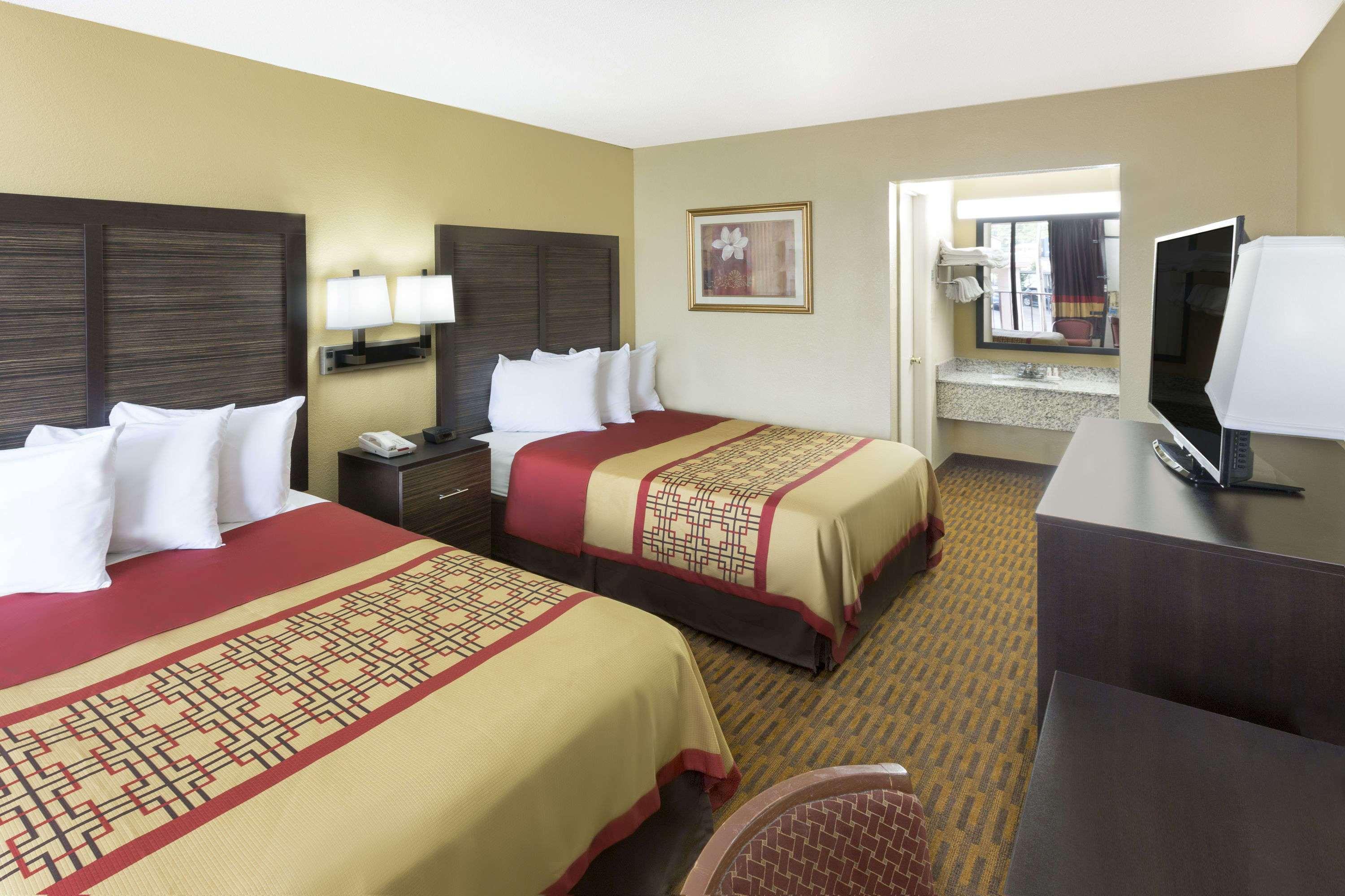 Days Inn By Wyndham Columbus-North Fort Moore Buitenkant foto