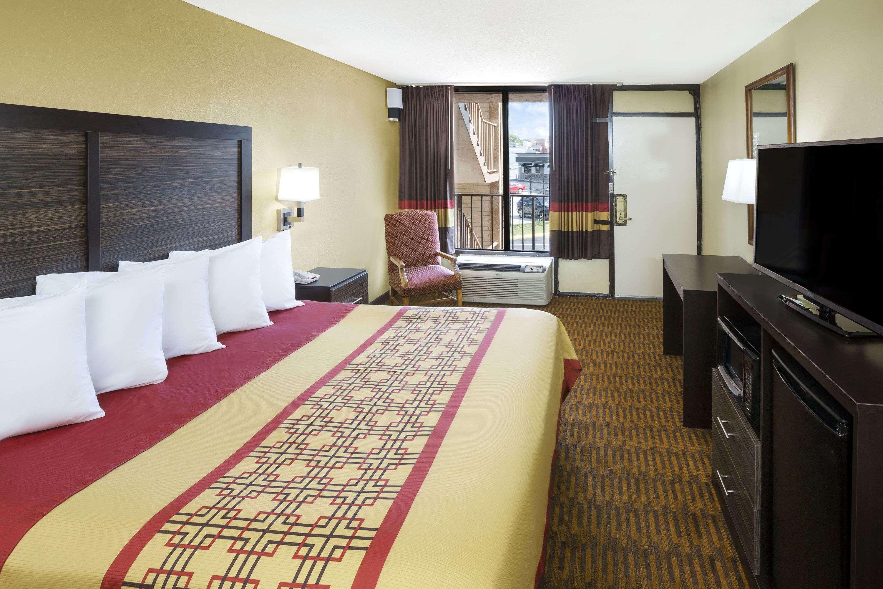 Days Inn By Wyndham Columbus-North Fort Moore Buitenkant foto
