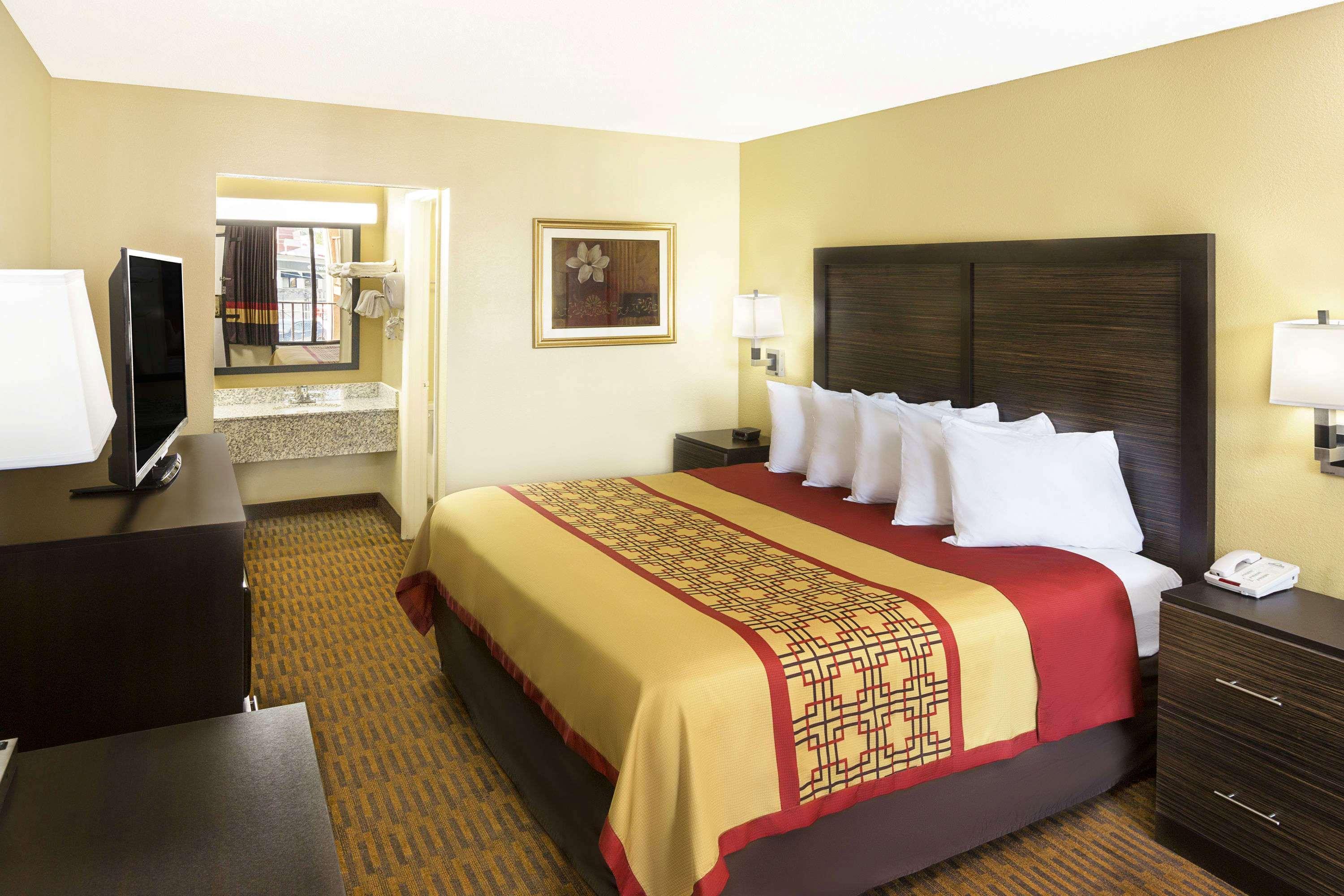 Days Inn By Wyndham Columbus-North Fort Moore Buitenkant foto