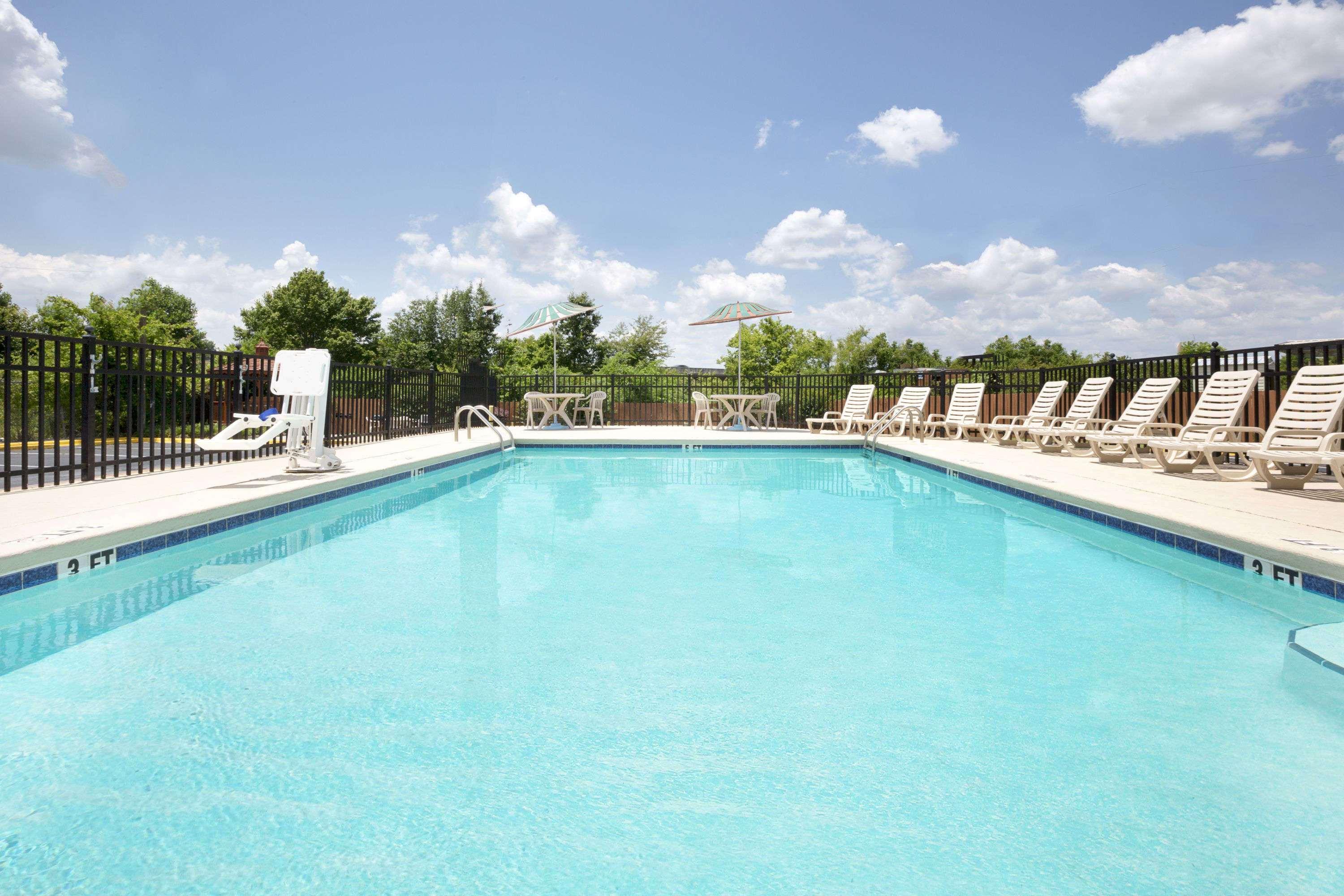 Days Inn By Wyndham Columbus-North Fort Moore Buitenkant foto