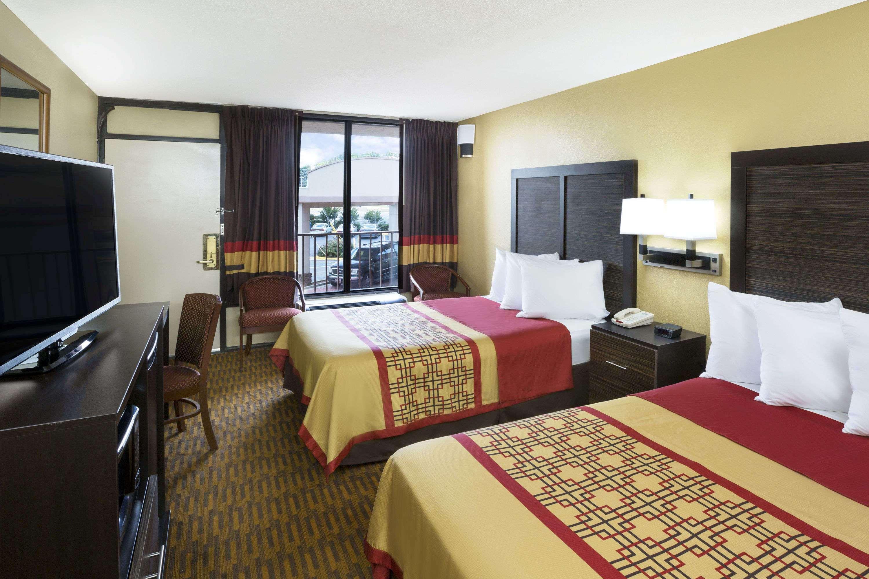 Days Inn By Wyndham Columbus-North Fort Moore Buitenkant foto