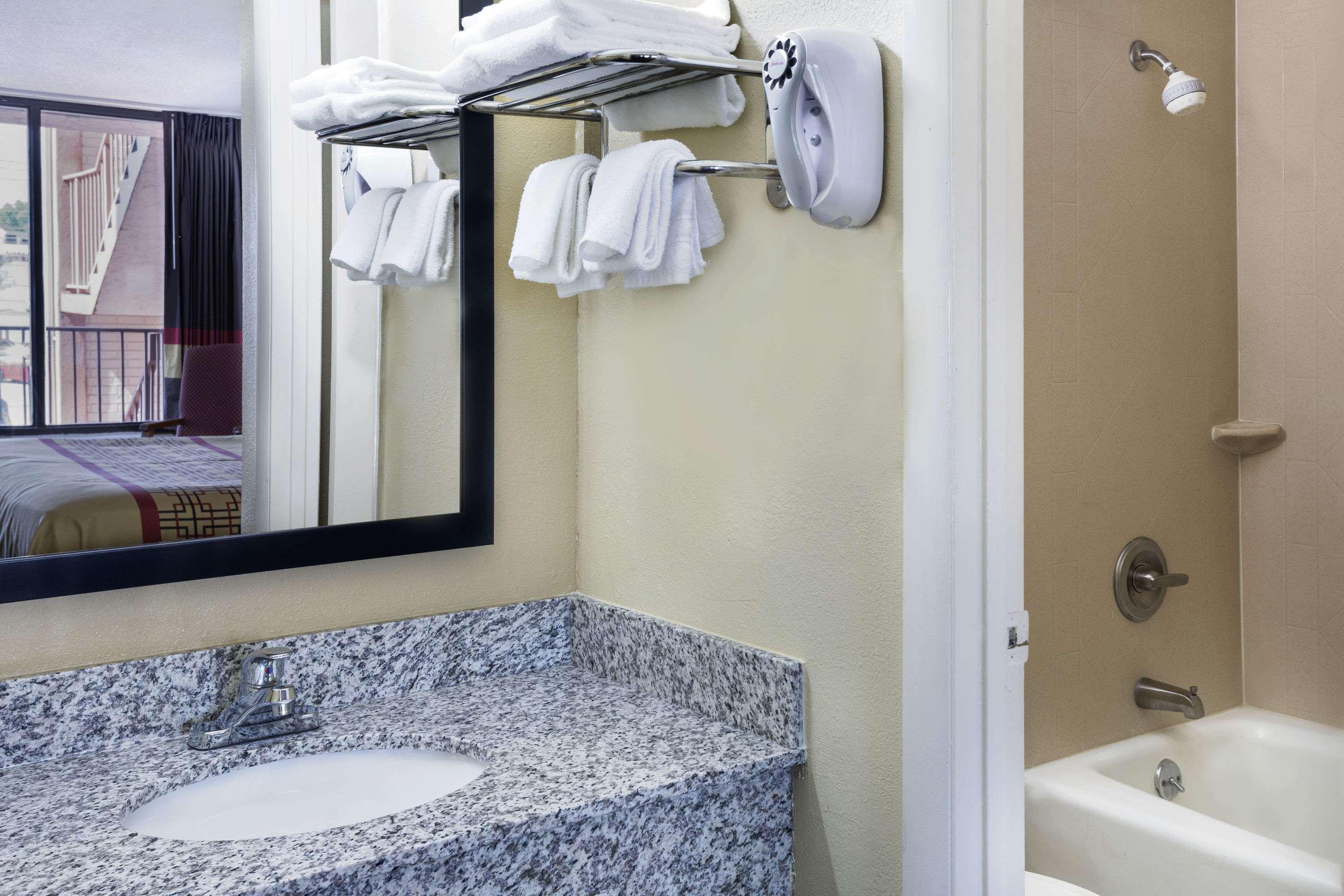 Days Inn By Wyndham Columbus-North Fort Moore Buitenkant foto