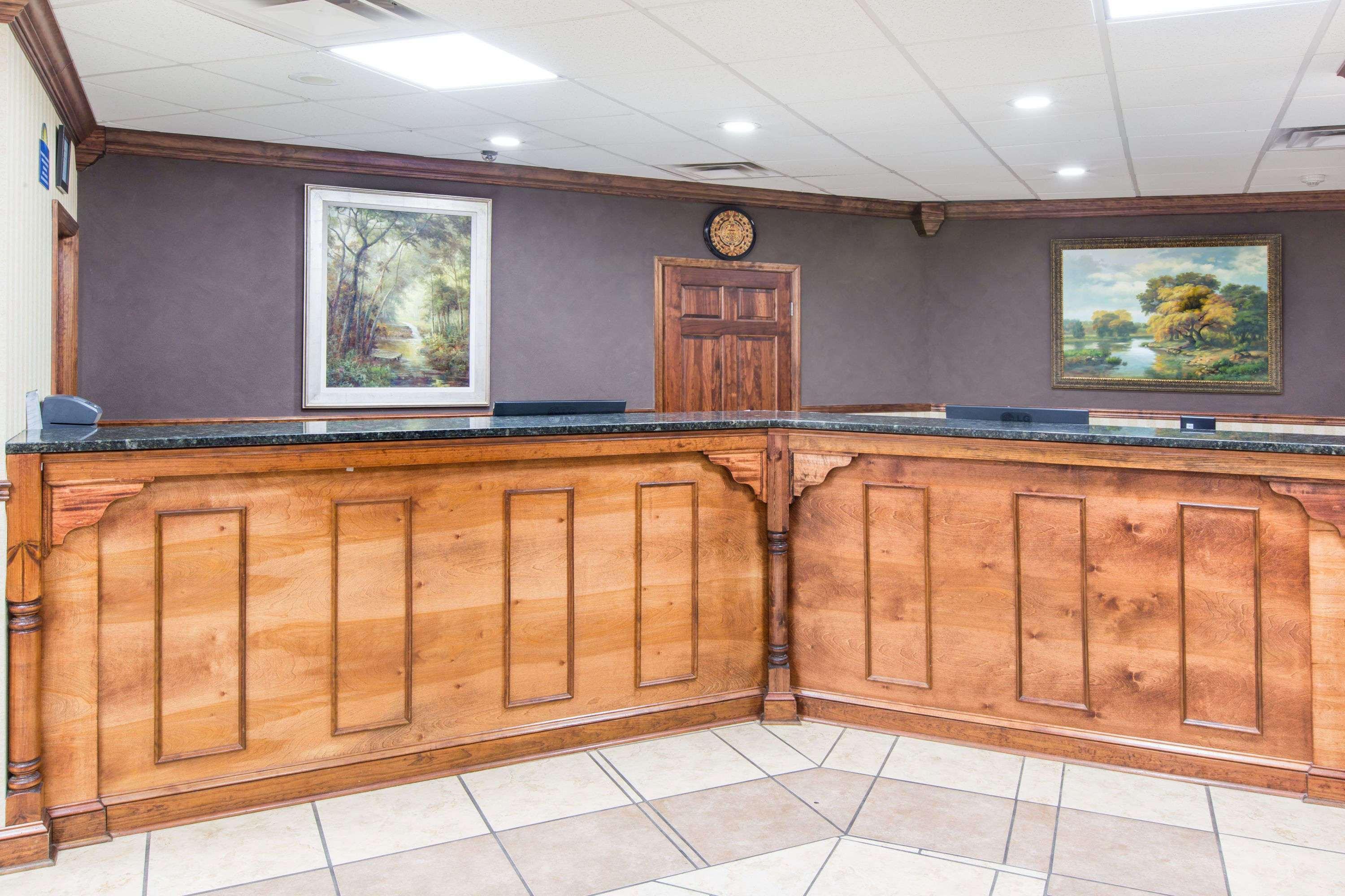 Days Inn By Wyndham Columbus-North Fort Moore Buitenkant foto
