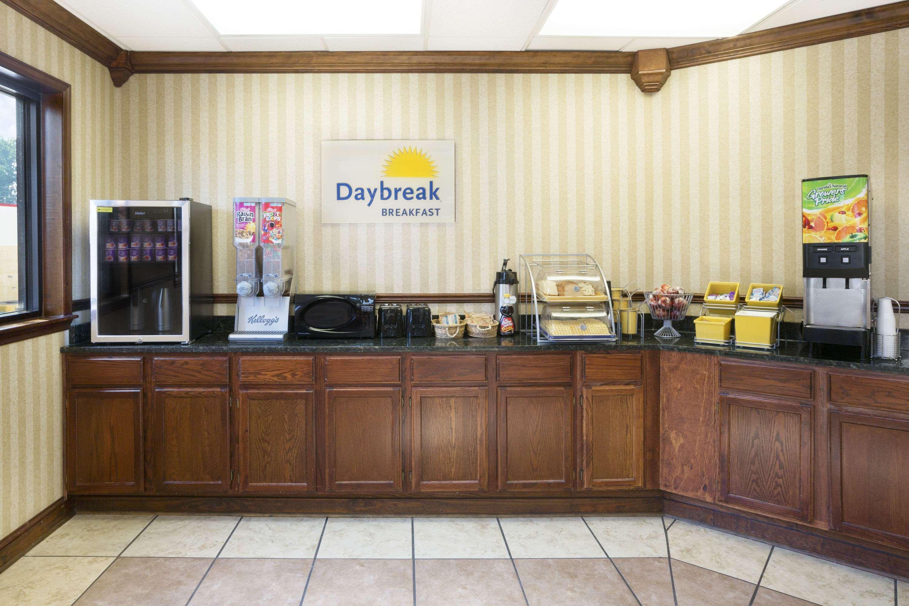Days Inn By Wyndham Columbus-North Fort Moore Buitenkant foto