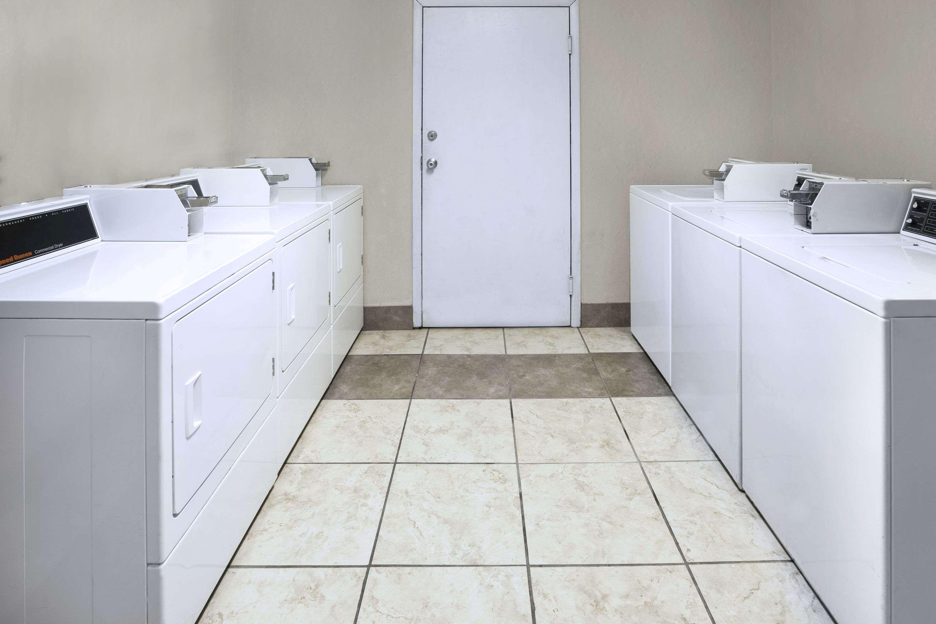 Days Inn By Wyndham Columbus-North Fort Moore Buitenkant foto