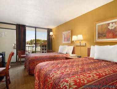 Days Inn By Wyndham Columbus-North Fort Moore Buitenkant foto