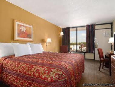 Days Inn By Wyndham Columbus-North Fort Moore Buitenkant foto