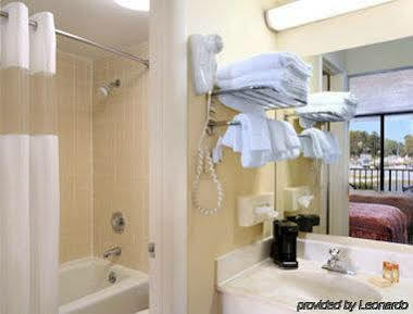 Days Inn By Wyndham Columbus-North Fort Moore Buitenkant foto
