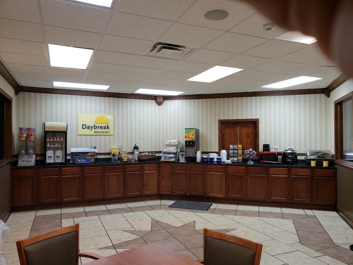 Days Inn By Wyndham Columbus-North Fort Moore Buitenkant foto